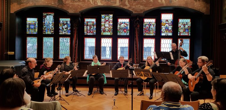 Das trinationale Zupfensemble Passerelle gastierte im historischen Zunftsaal zum Schmiedenhof in Basel