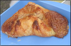 Bl&auml;tterteigh&ouml;rnchen mit Marzipan-Nuss-F&uuml;llung