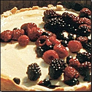 K&auml;sekuchen mit wei&szlig;er Schokolade und frischen Beeren